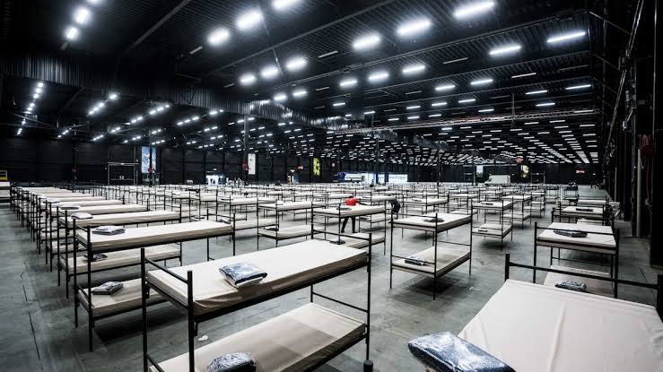 opvanglocatie met stapellbedden bij een gemeente